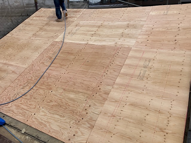 ベニヤ板を張って補強